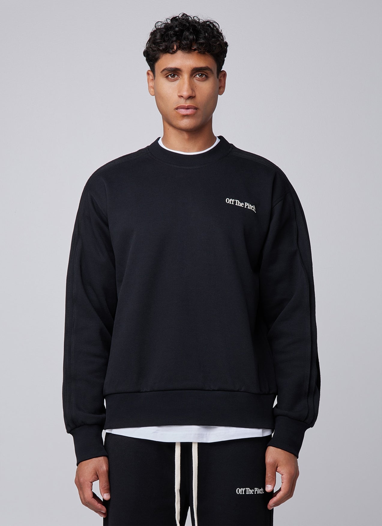 Camiseta de cuello redondo con panel de borde sin rematar | Negro